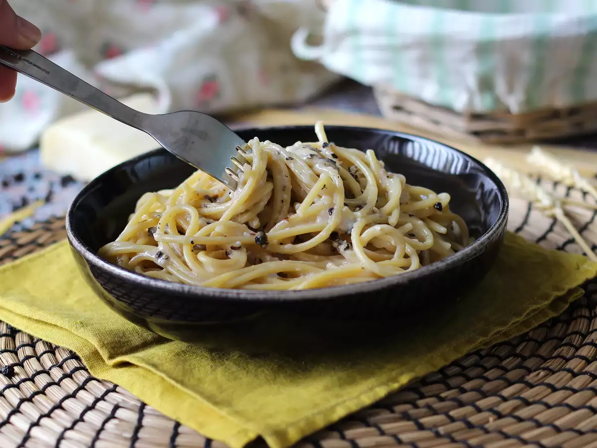 Spaghetti cacio e pepe: 3 ainesosaa ja makujen räjähdys! - kuva 4
