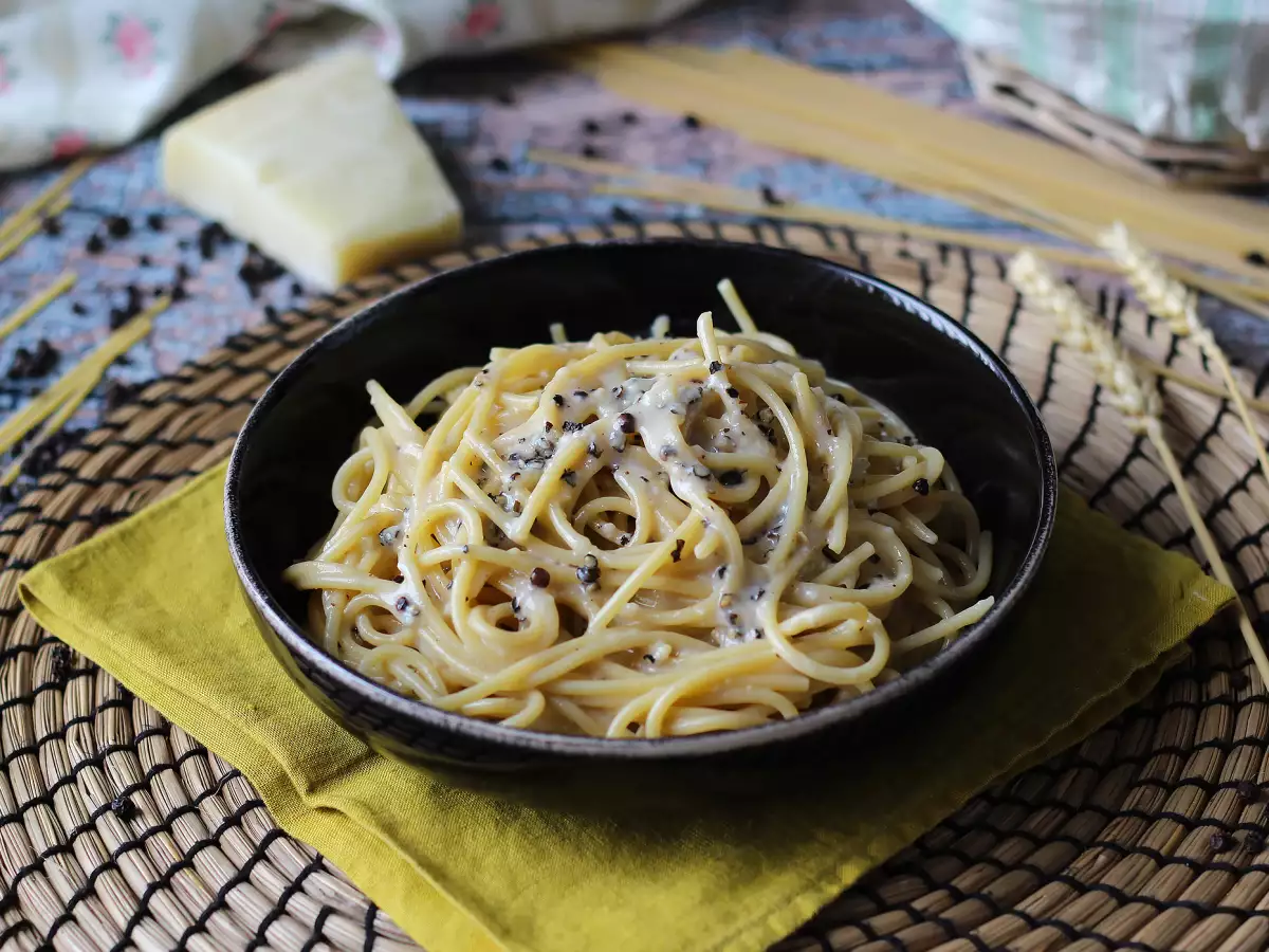 Spaghetti cacio e pepe: 3 ainesosaa ja makujen räjähdys! - kuva 5