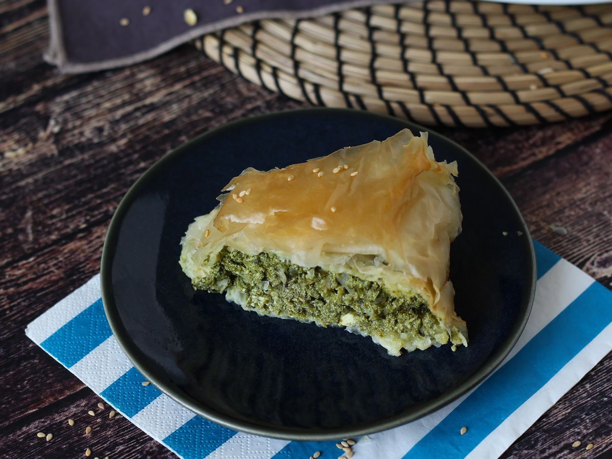 Spanakopita, superhelppo kreikkalainen piirakka pinaatilla ja fetajuustolla.