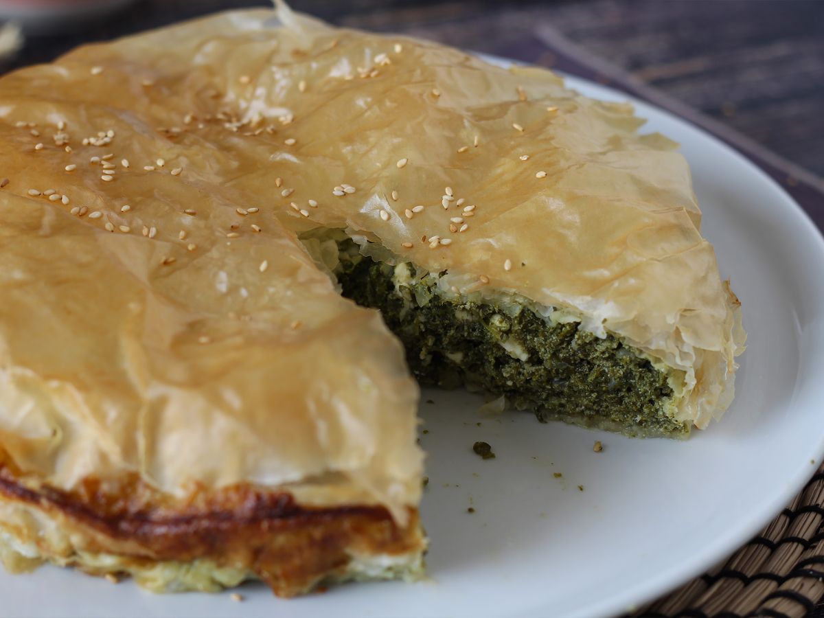 Spanakopita, superhelppo kreikkalainen piirakka pinaatilla ja fetajuustolla. - kuva 2