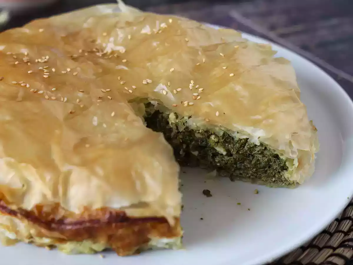 Spanakopita, superhelppo kreikkalainen piirakka pinaatilla ja fetajuustolla. - kuva 2