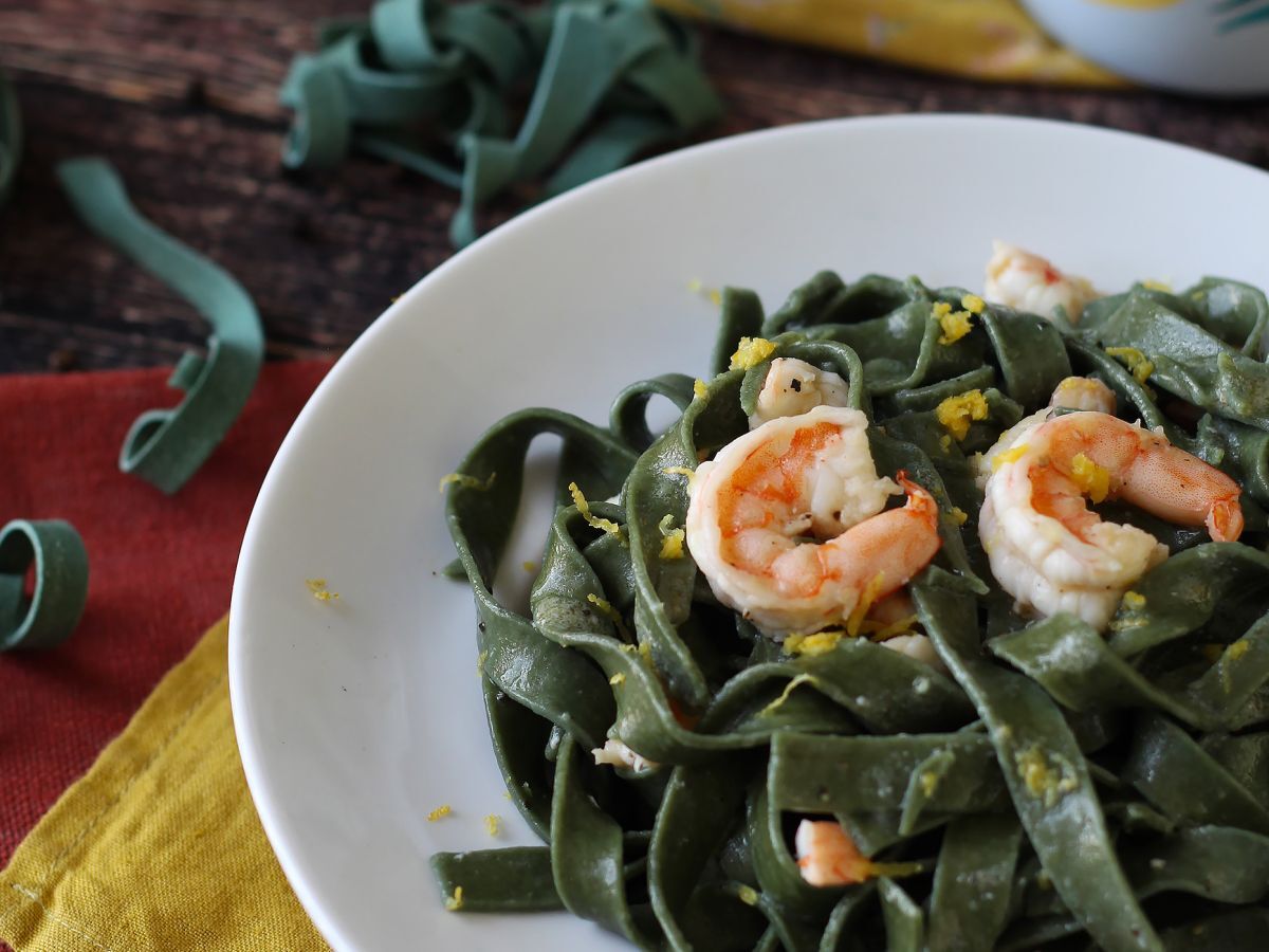 Spirulina-pasta katkarapujen ja sitruunan kanssa: ravinteikas ja ainutlaatuisen makuinen ensimmäinen ruokalaji