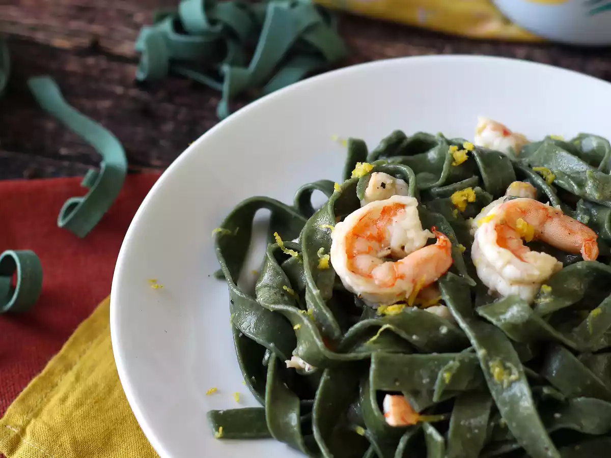 Spirulina-pasta katkarapujen ja sitruunan kanssa: ravinteikas ja ainutlaatuisen makuinen ensimmäinen ruokalaji