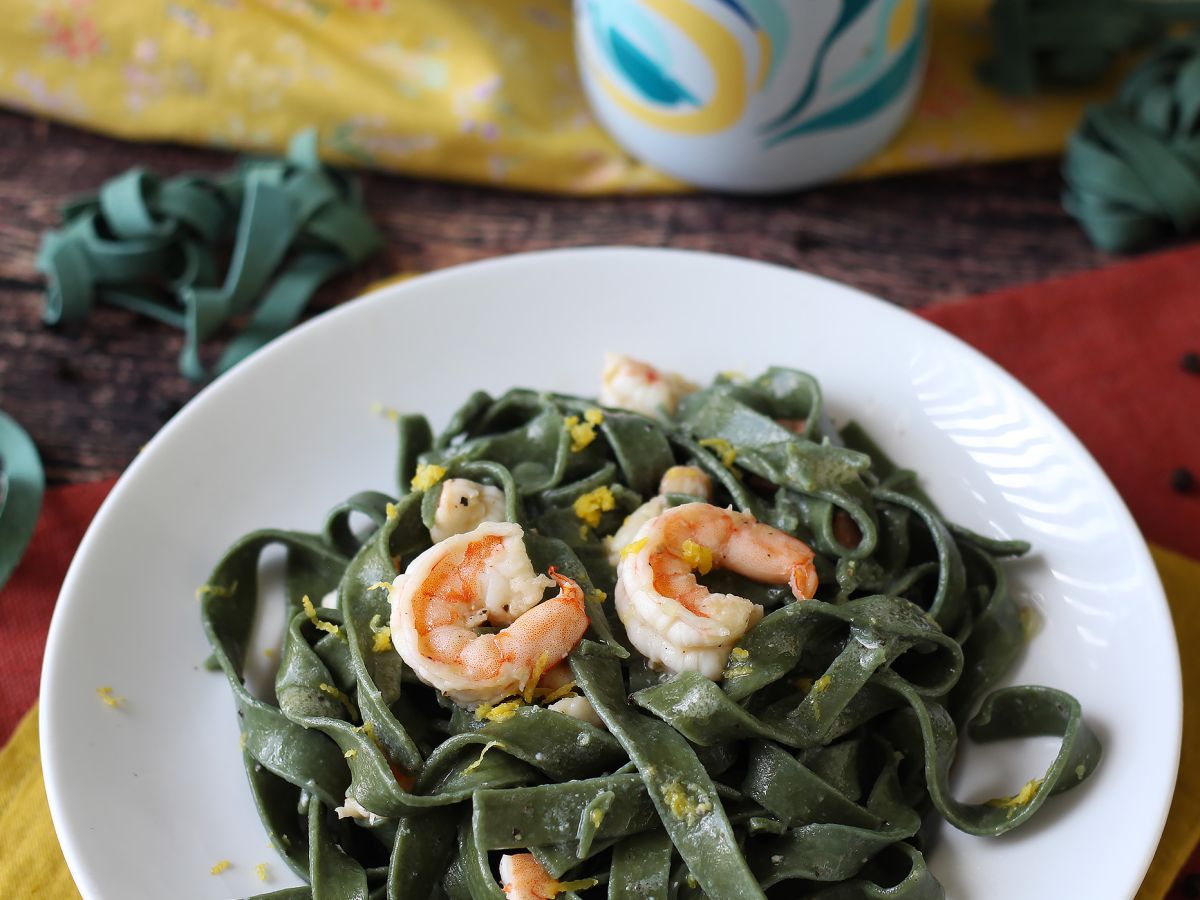 Spirulina-pasta katkarapujen ja sitruunan kanssa: ravinteikas ja ainutlaatuisen makuinen ensimmäinen ruokalaji - kuva 2