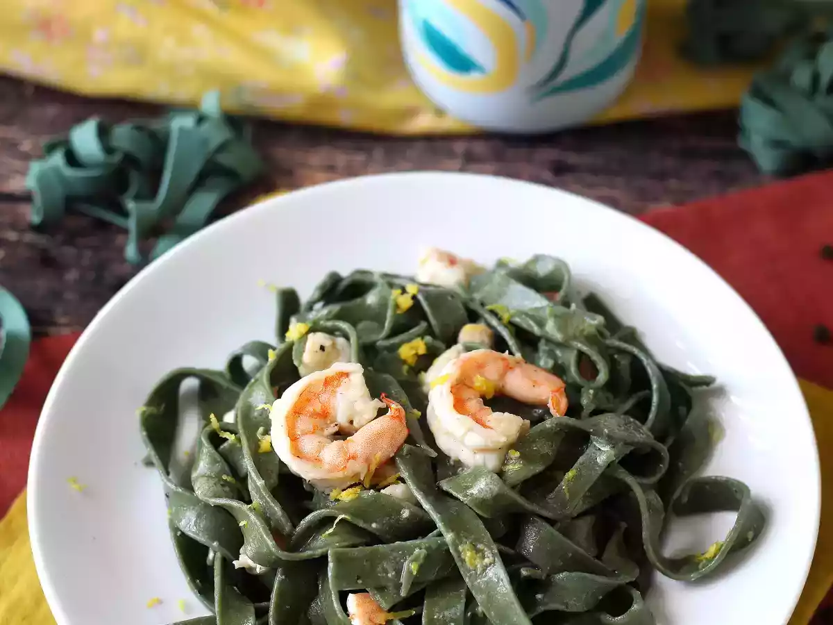 Spirulina-pasta katkarapujen ja sitruunan kanssa: ravinteikas ja ainutlaatuisen makuinen ensimmäinen ruokalaji - kuva 2