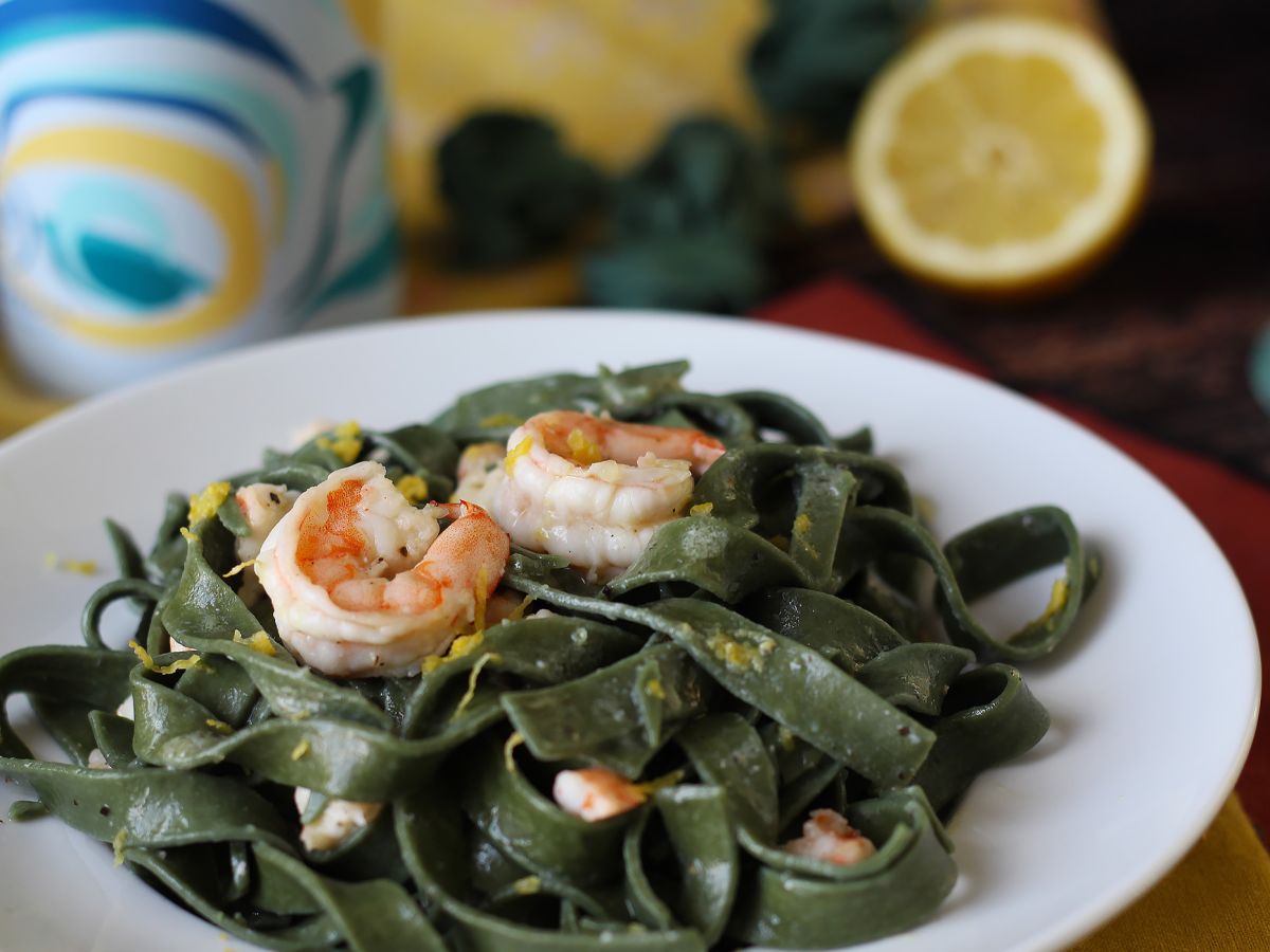 Spirulina-pasta katkarapujen ja sitruunan kanssa: ravinteikas ja ainutlaatuisen makuinen ensimmäinen ruokalaji - kuva 3