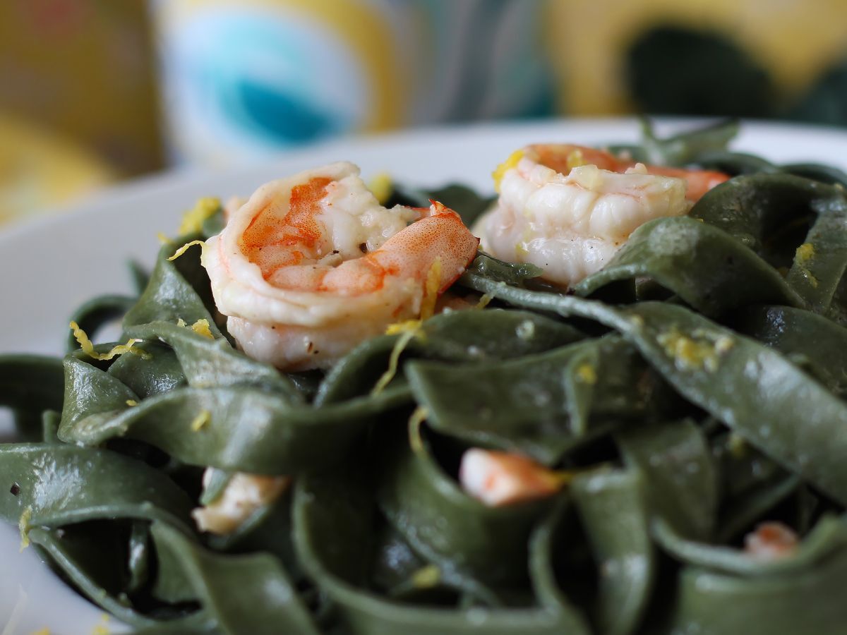 Spirulina-pasta katkarapujen ja sitruunan kanssa: ravinteikas ja ainutlaatuisen makuinen ensimmäinen ruokalaji - kuva 4