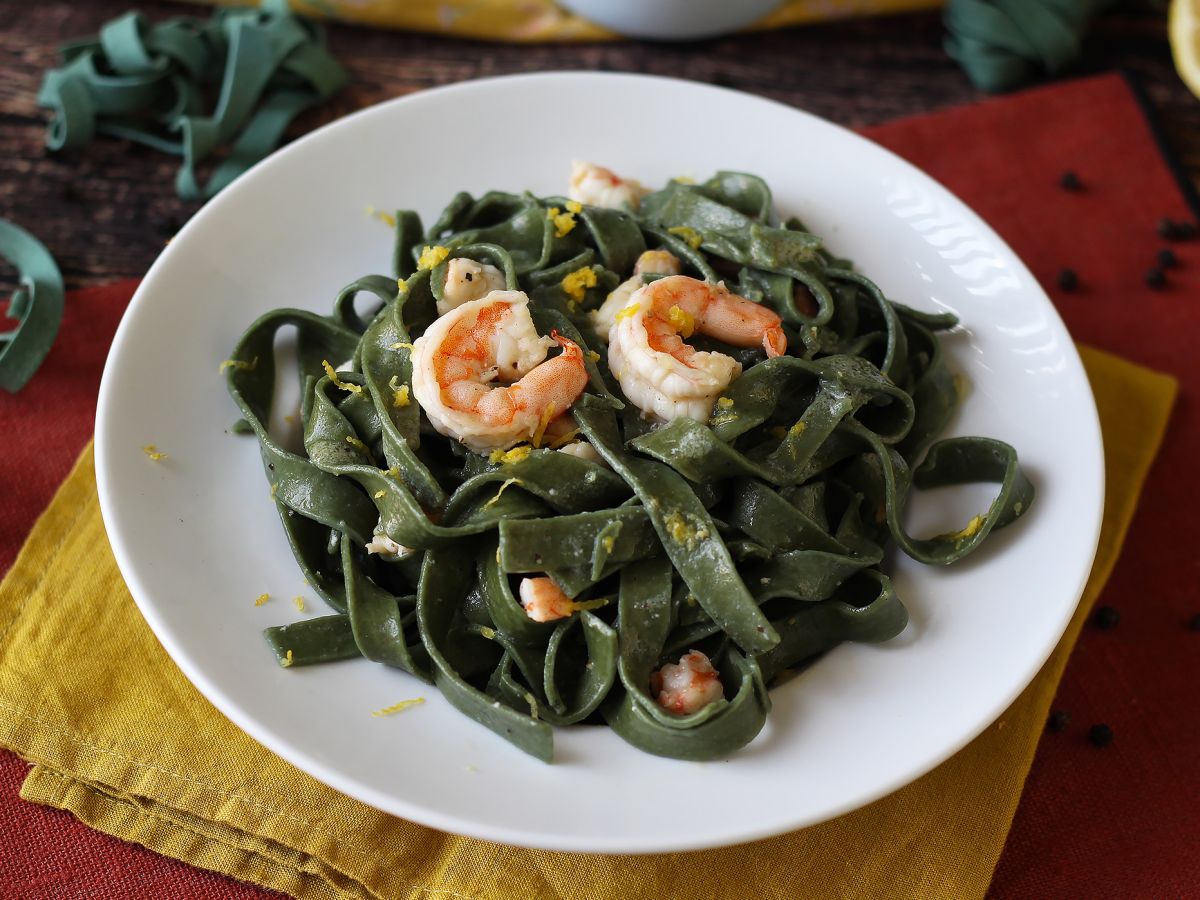 Spirulina-pasta katkarapujen ja sitruunan kanssa: ravinteikas ja ainutlaatuisen makuinen ensimmäinen ruokalaji - kuva 5