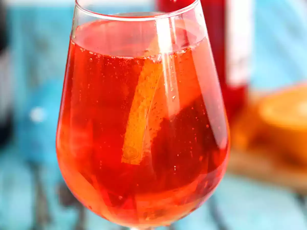 Spritz, kuuluisa italialainen cocktail Aperolilla - kuva 2