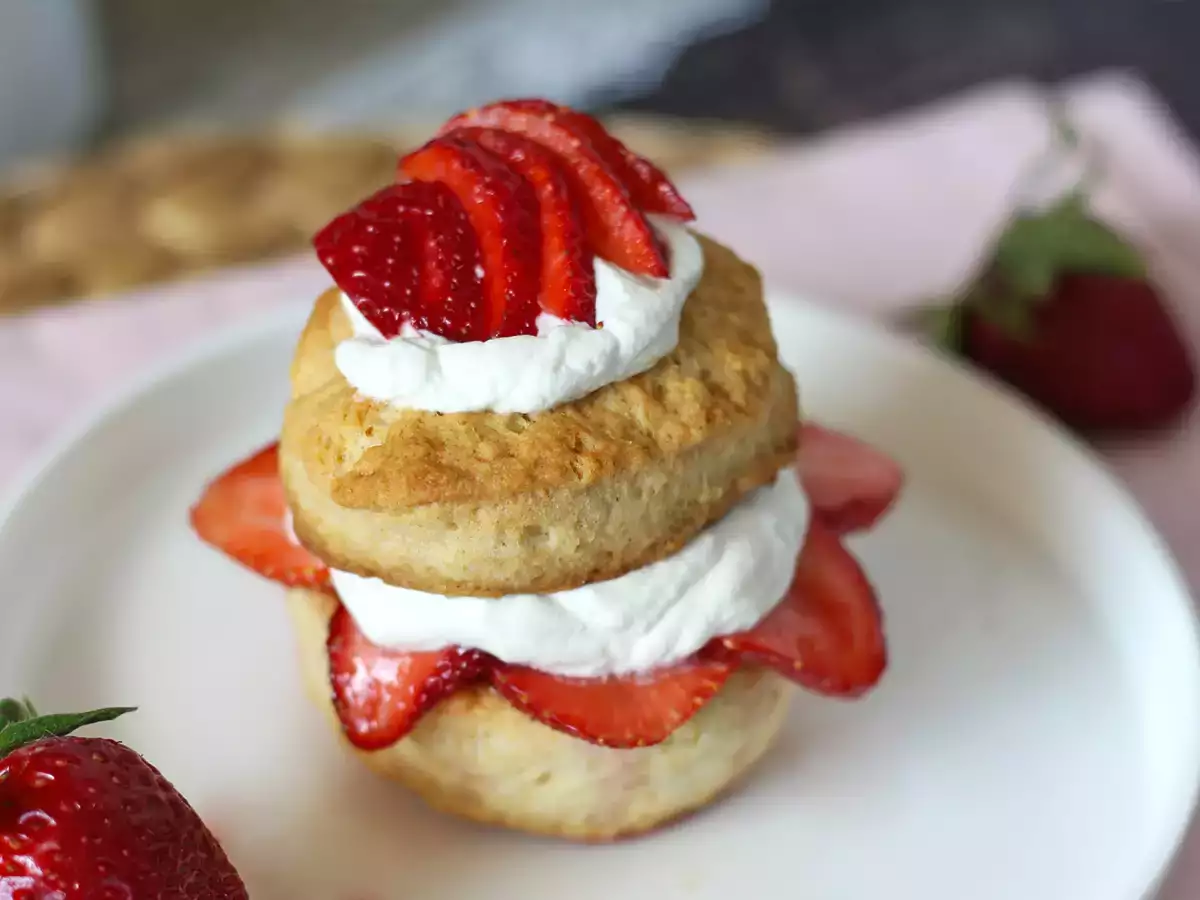 Strawberry shortcake – amerikkalainen mansikka-kermakakku, joka onnistuu aina - kuva 3