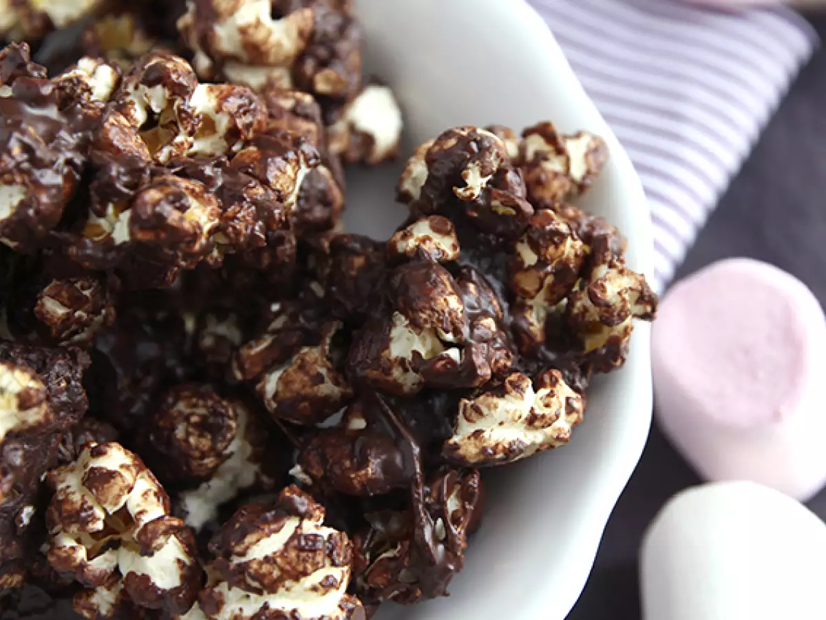 Suklaa- ja vaahtokarkkipopcorn