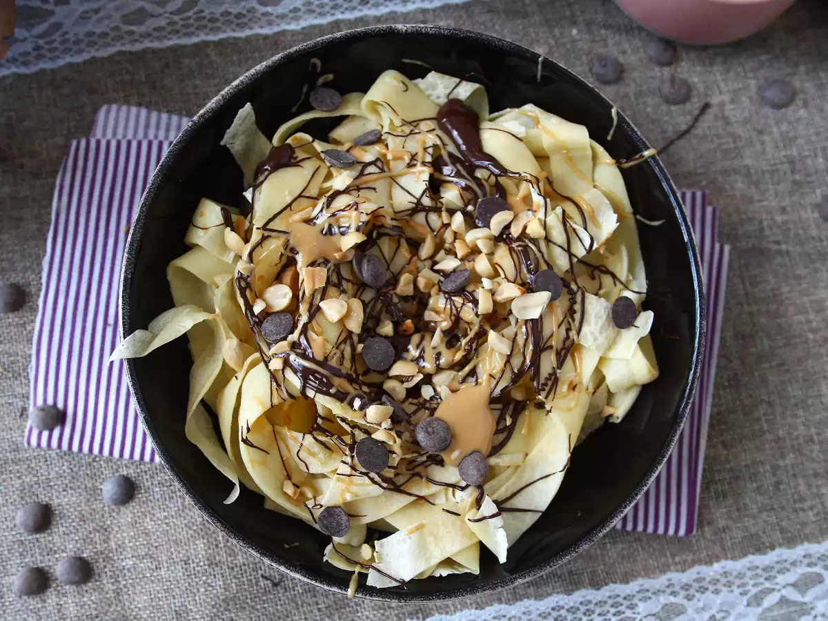 Suklaa-maapähkinävoilla kuorrutetut crêpe-tagliatelle - kuva 3