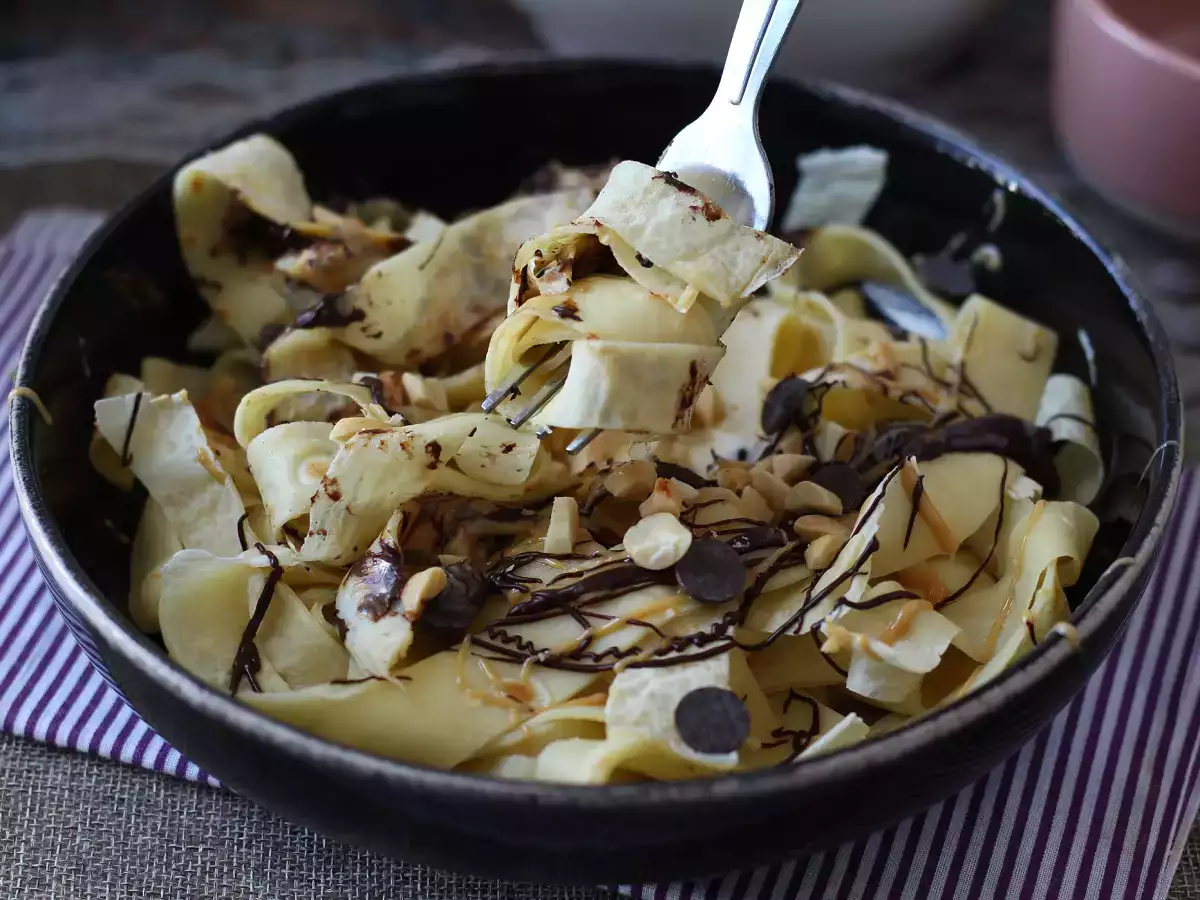 Suklaa-maapähkinävoilla kuorrutetut crêpe-tagliatelle - kuva 9