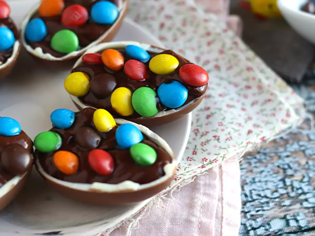 Suklaavanukkaalla ja M&M's-karkeilla täytetyt pääsiäismunat - kuva 2