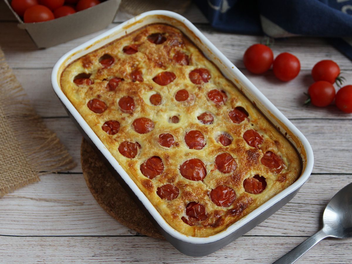 Suolainen clafoutis kirsikkatomaateilla ja tonnikalalla