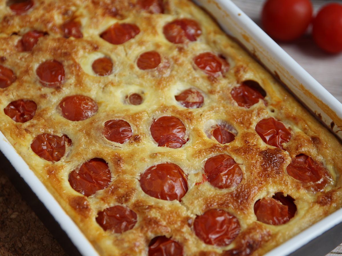 Suolainen clafoutis kirsikkatomaateilla ja tonnikalalla - kuva 2