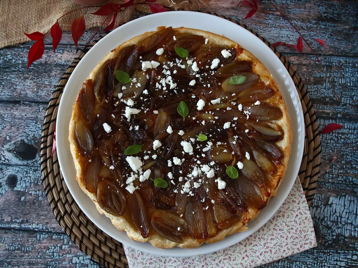 Suolainen tarte Tatin salottisipulilla ja fetalla – vastustamaton herkku! - kuva 2