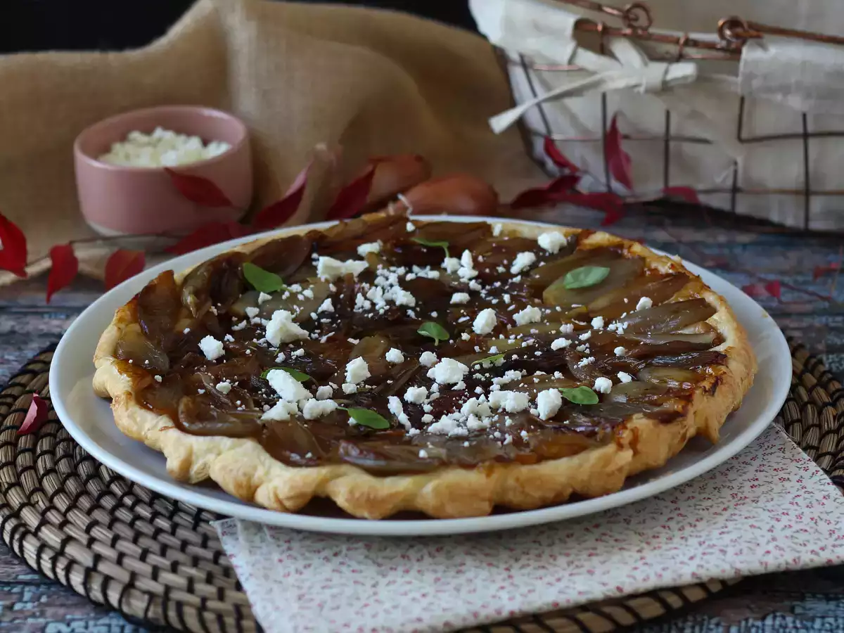 Suolainen tarte Tatin salottisipulilla ja fetalla – vastustamaton herkku! - kuva 6