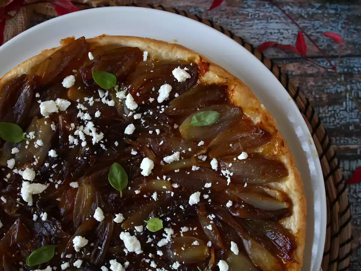 Suolainen tarte Tatin salottisipulilla ja fetalla – vastustamaton herkku! - kuva 7