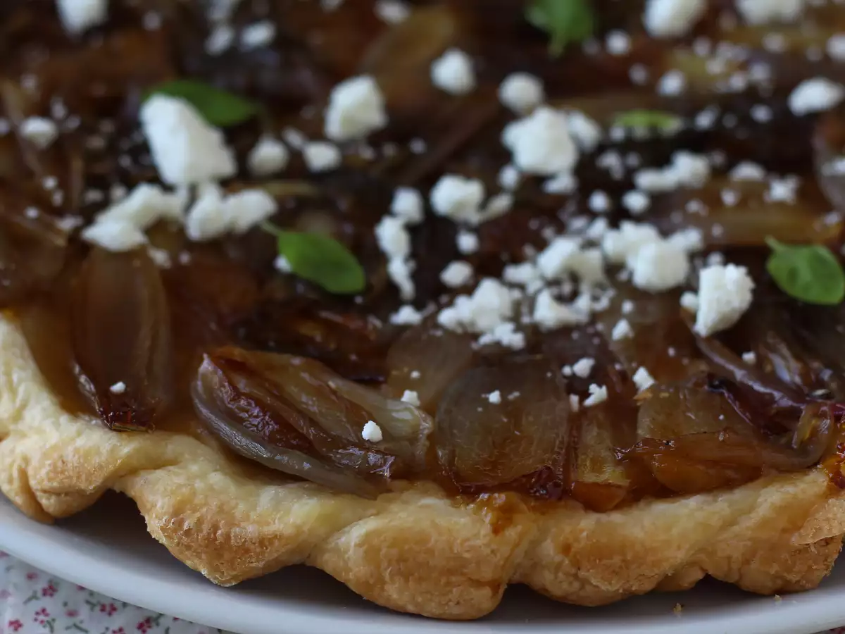 Suolainen tarte Tatin salottisipulilla ja fetalla – vastustamaton herkku! - kuva 8