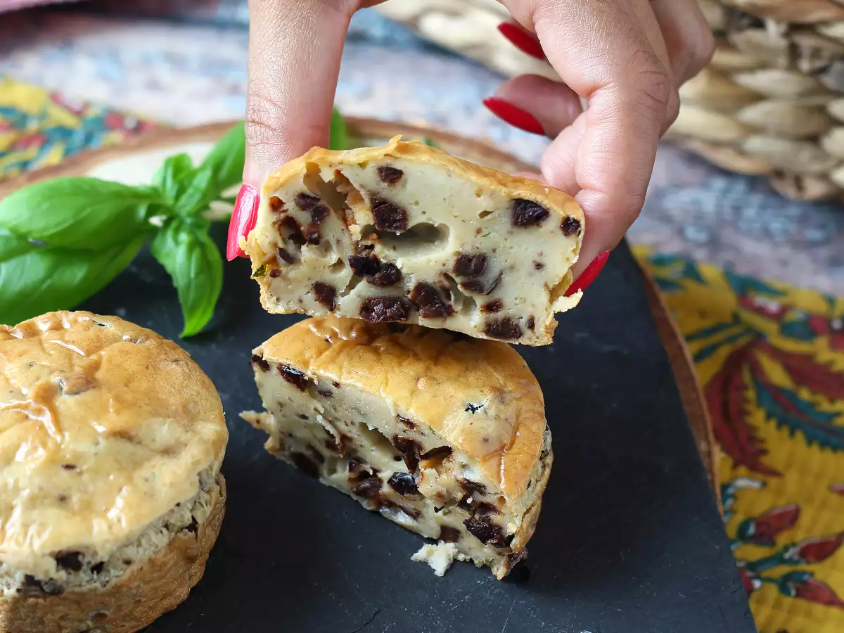 Suolaiset oliivi-Philadelphia-muffinit airfryerissa