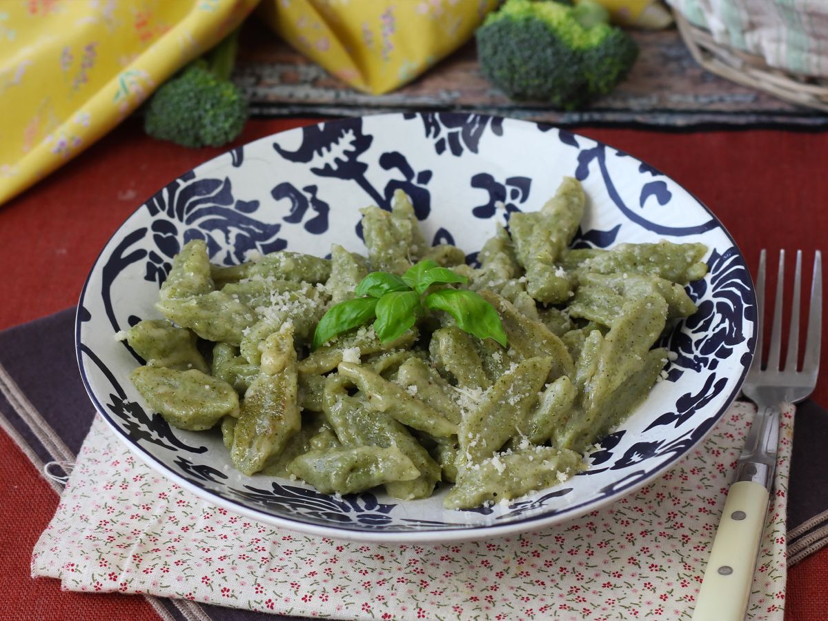 Superhelppo parsakaalipasta, joka saa lapset innostumaan vihanneksista