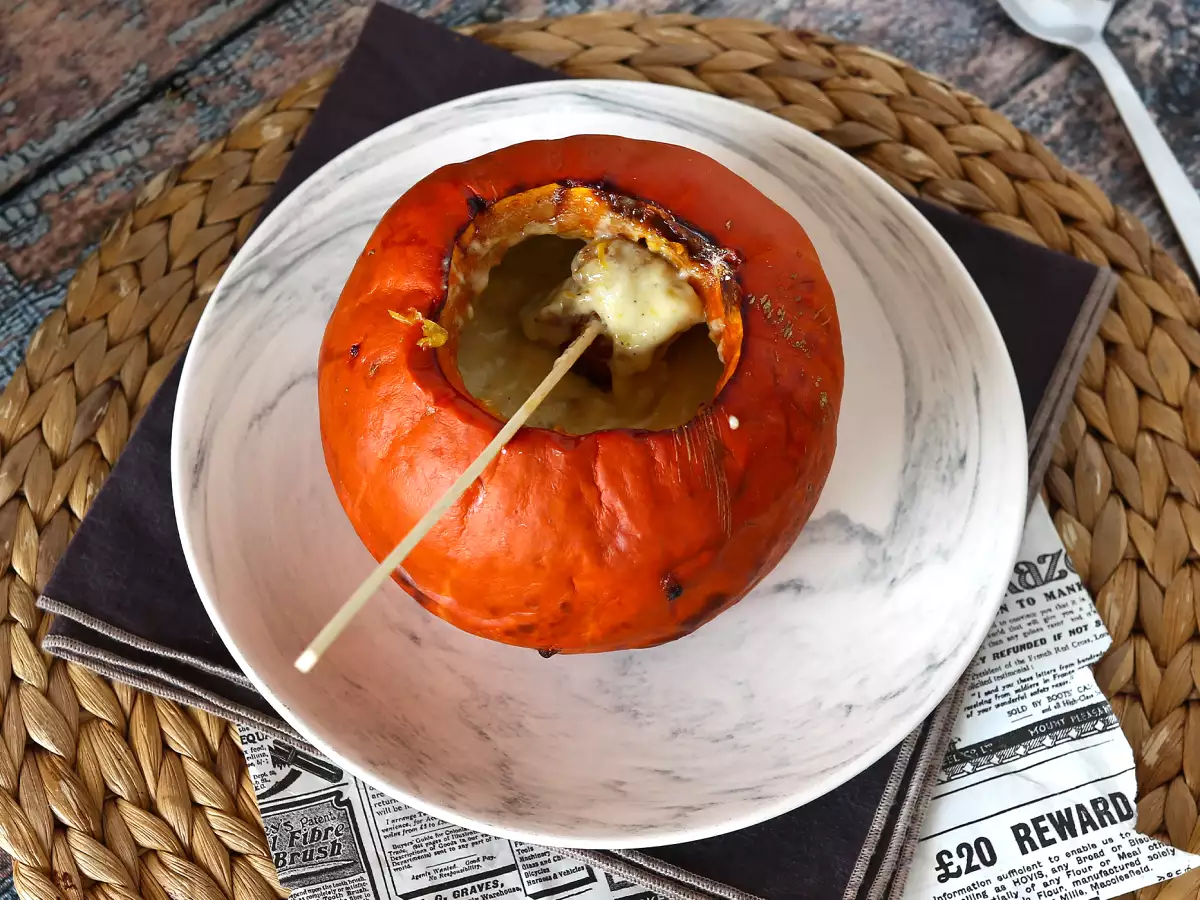 Syksyinen Reblochon-fondue Hokkaidokurpitsassa!