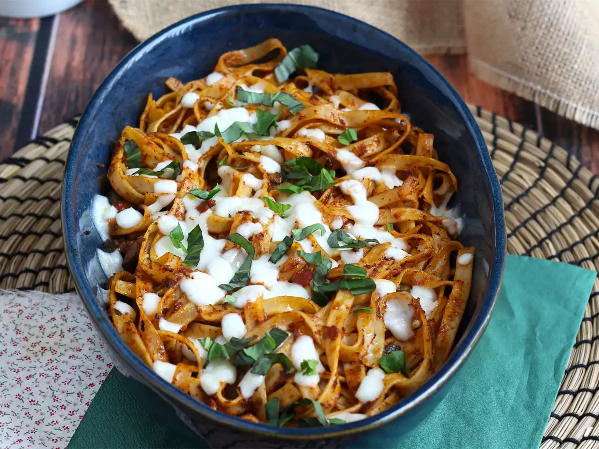 Tagliatelle al forno, hävikin vastainen resepti ylijäämäpastan käyttämiseen.