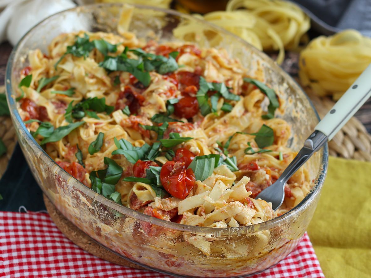 Tagliatelle feta ja kirsikkatomaatit - paistettu fetapasta