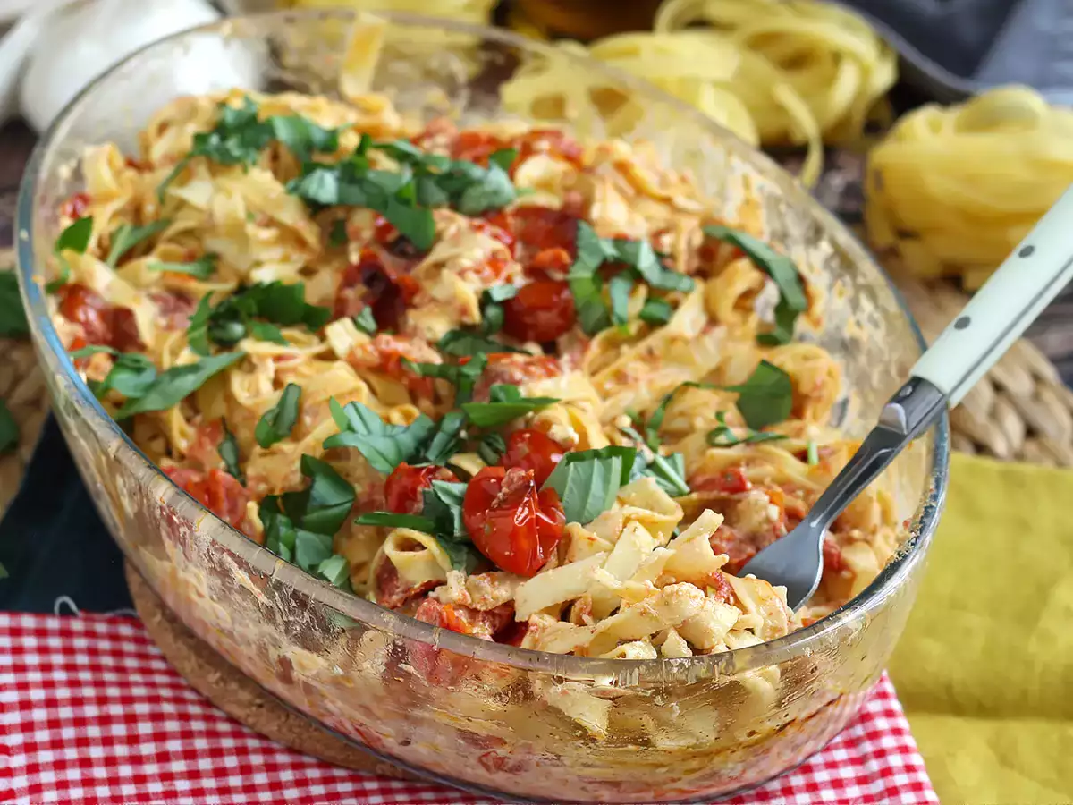 Tagliatelle feta ja kirsikkatomaatit - paistettu fetapasta