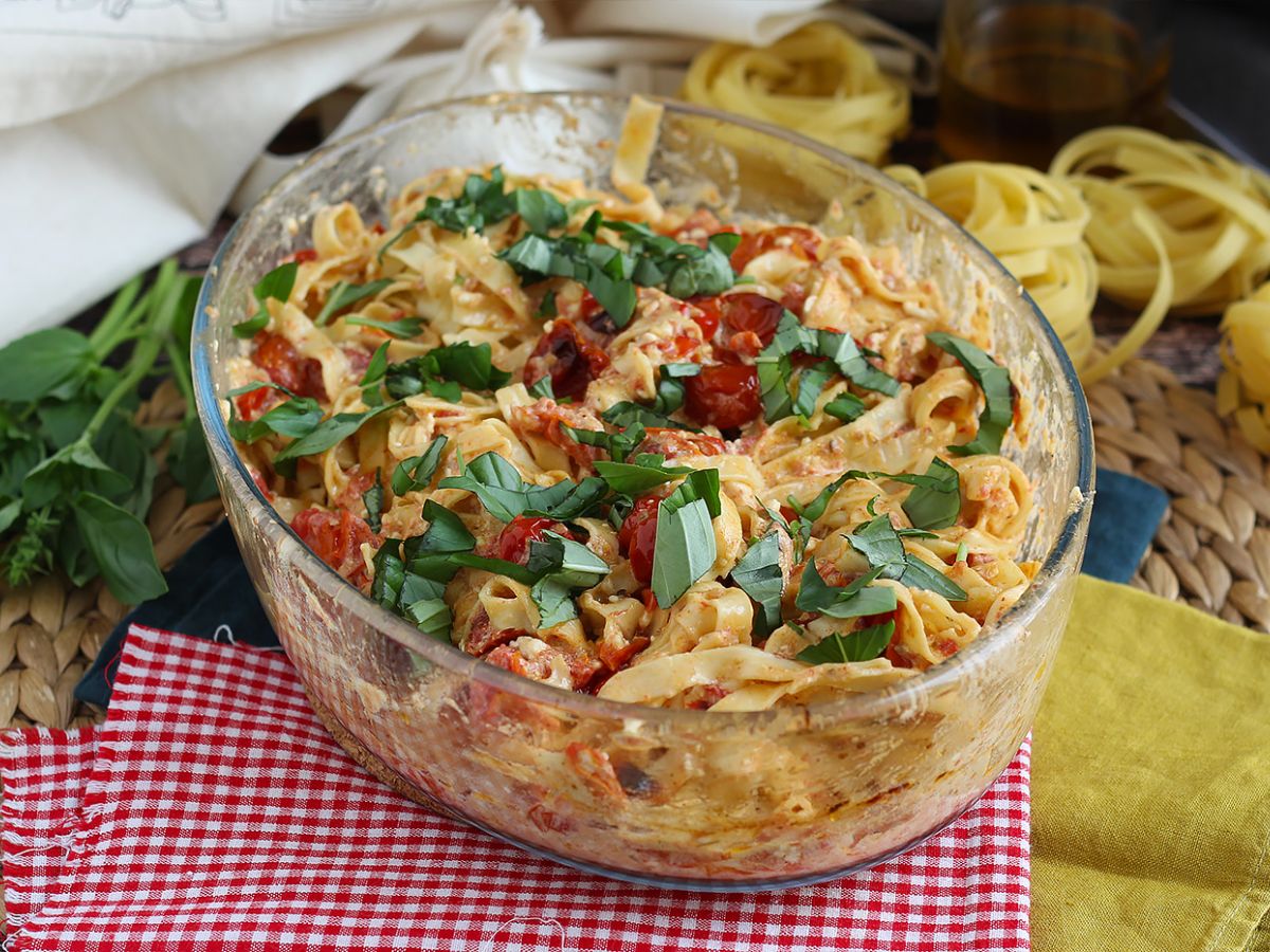 Tagliatelle feta ja kirsikkatomaatit - paistettu fetapasta - kuva 5