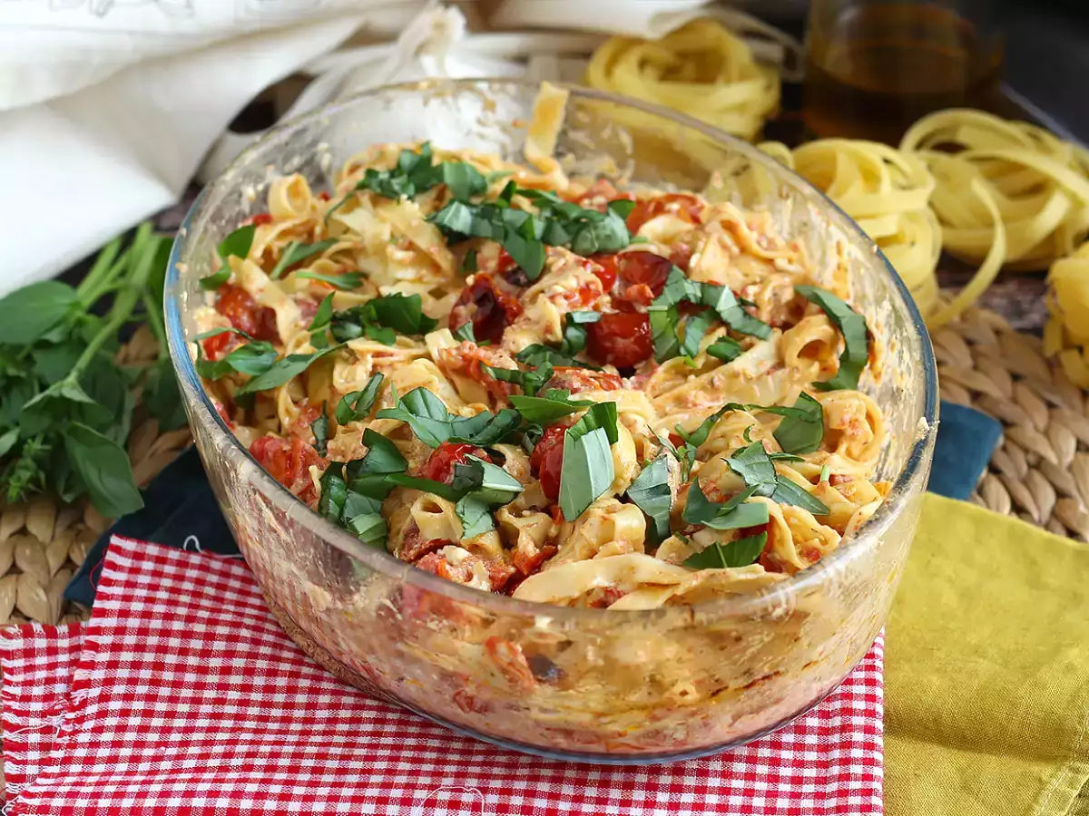 Tagliatelle feta ja kirsikkatomaatit - paistettu fetapasta - kuva 5