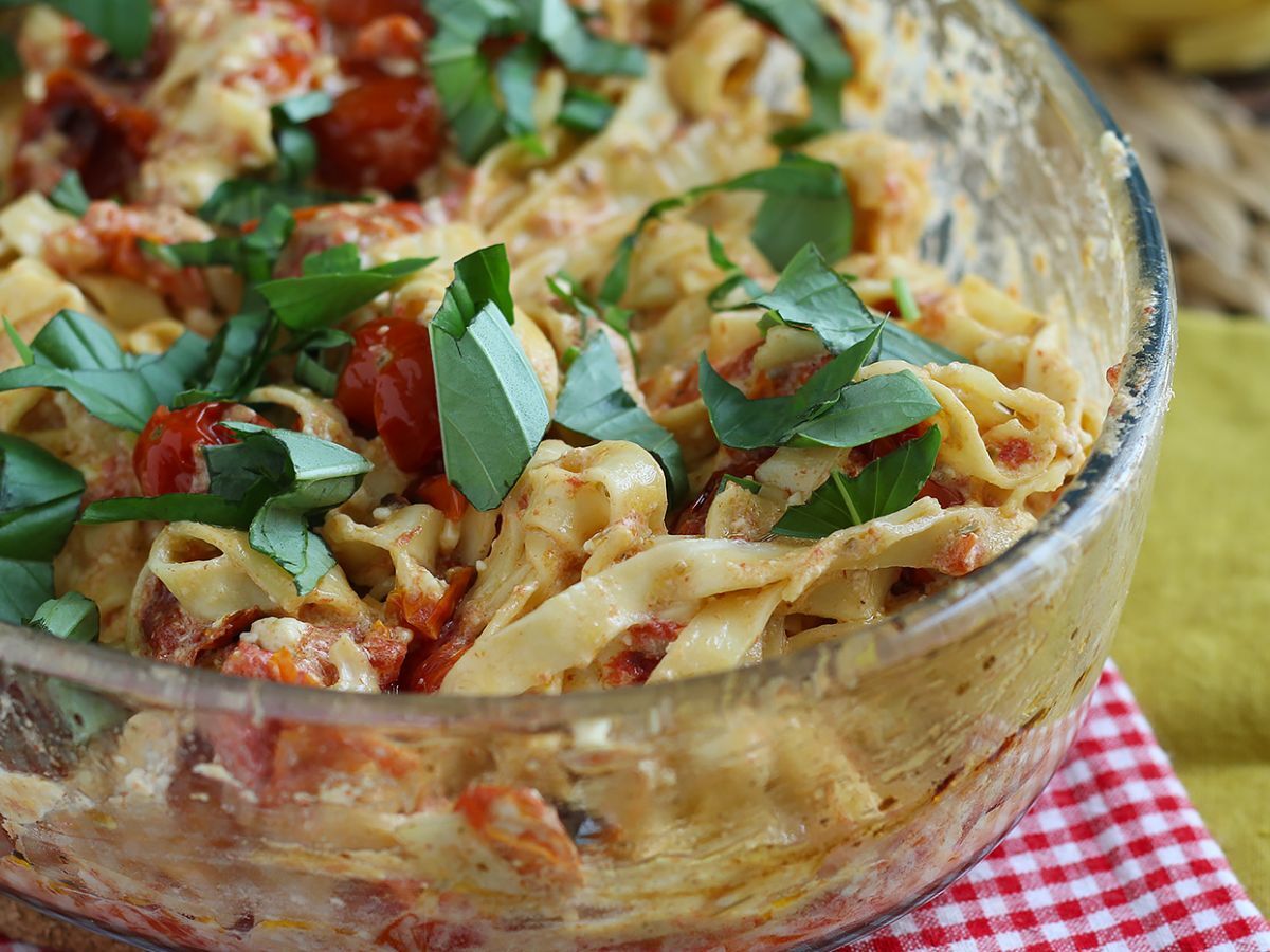 Tagliatelle feta ja kirsikkatomaatit - paistettu fetapasta - kuva 6