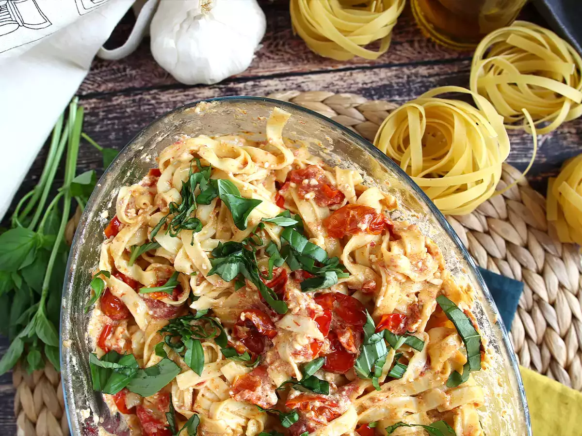 Tagliatelle feta ja kirsikkatomaatit - paistettu fetapasta - kuva 7