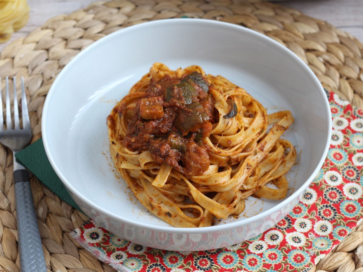 Tagliatelle kesäkurpitsaragutilla: herkullinen kasvisruoka, jota kaikki rakastavat!