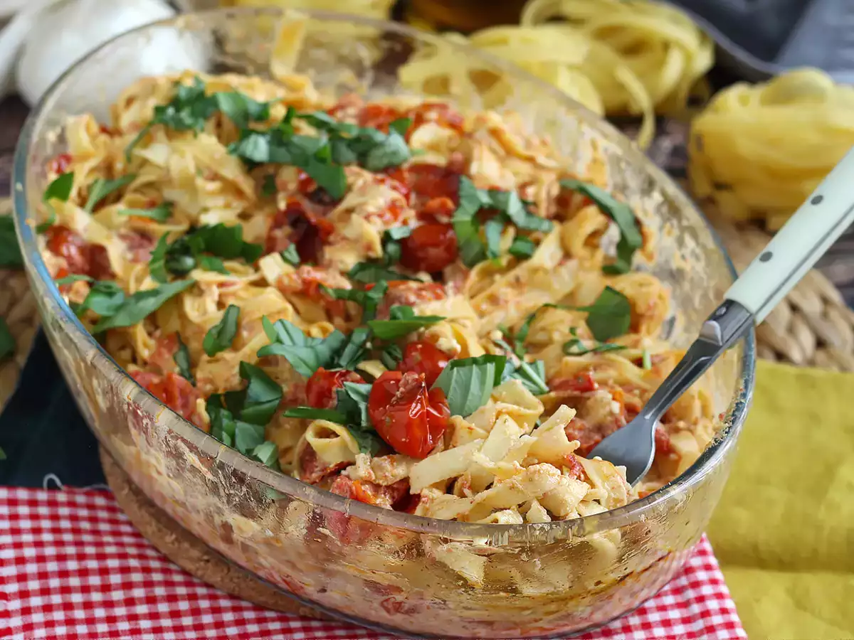Tagliatellea fetalla ja kirsikkatomaateilla – uunifetapasta