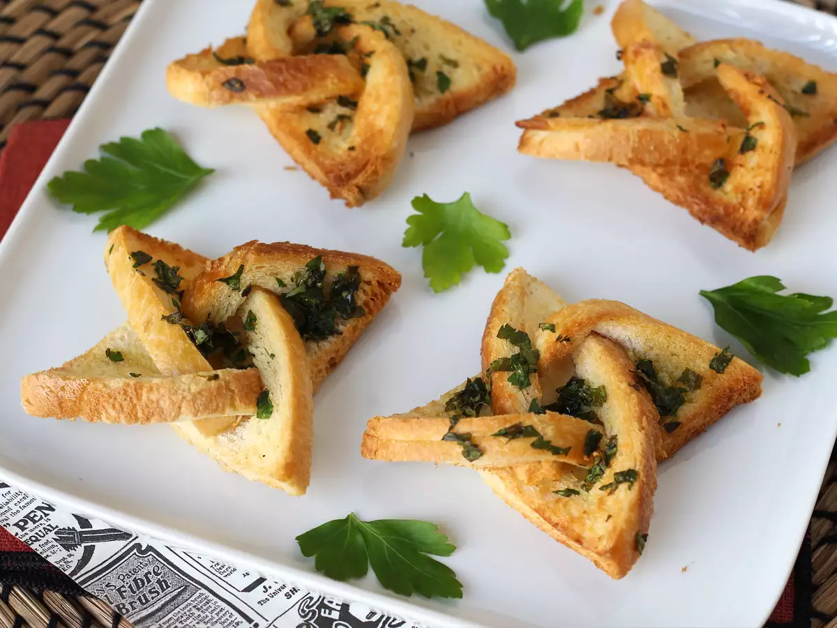 Tähtimuotoinen valkosipulileipä paahtoleivästä - kuva 6