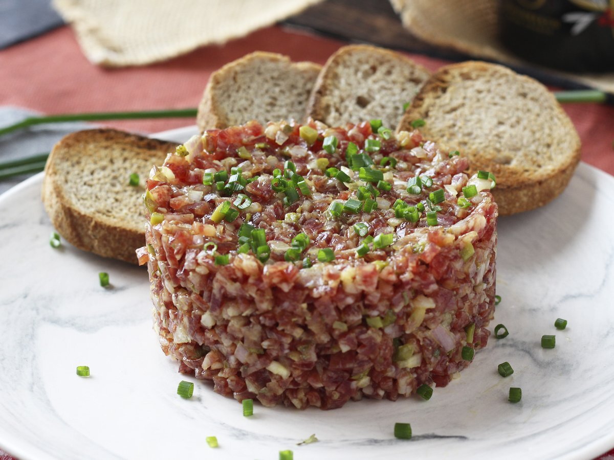Tartar de fuet: pikaversio klassisesta pihvitartarista.