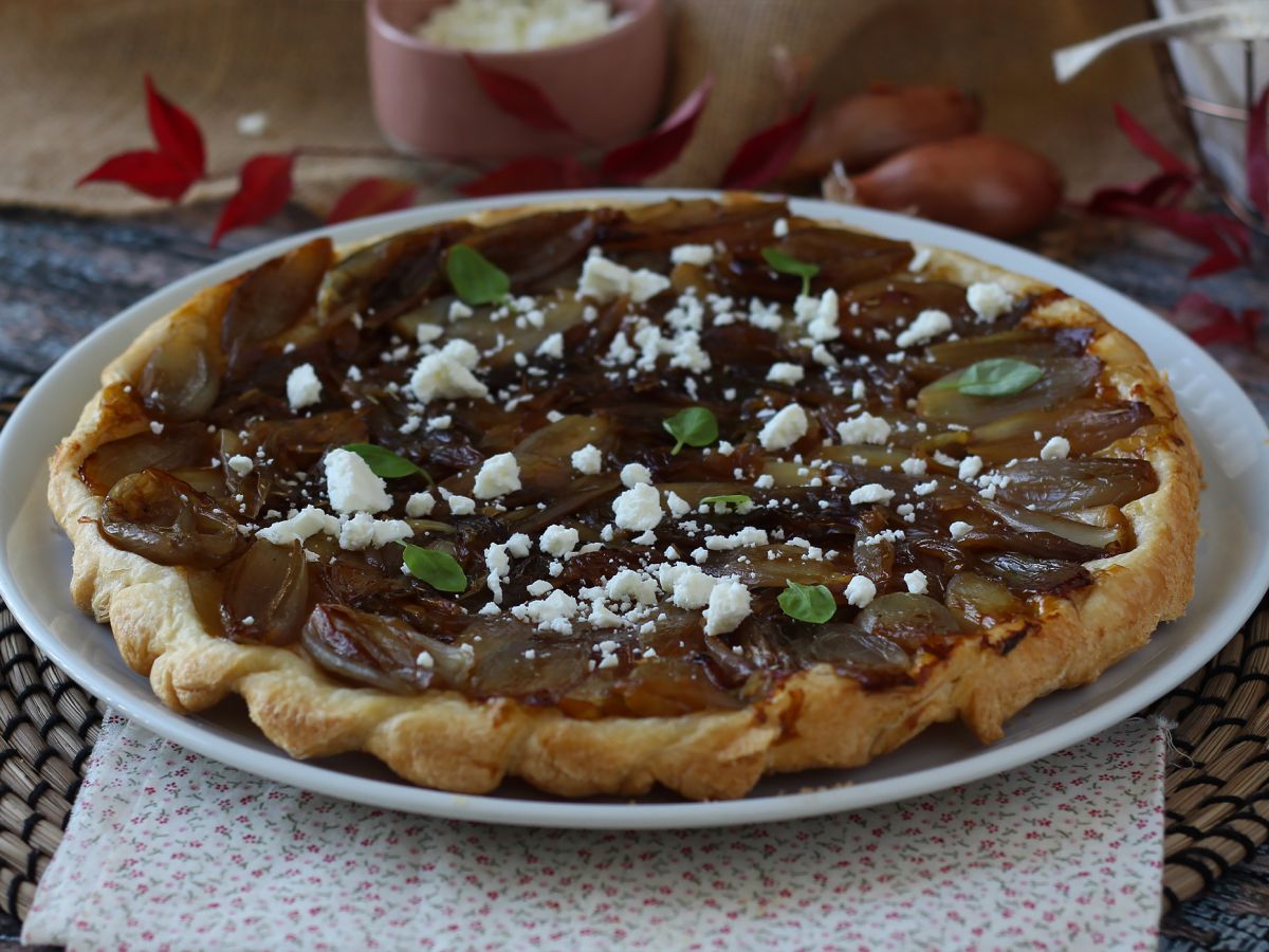 Tarte tatin salottisipulin ja fetajuuston kera, vastustamaton suolainen versio!