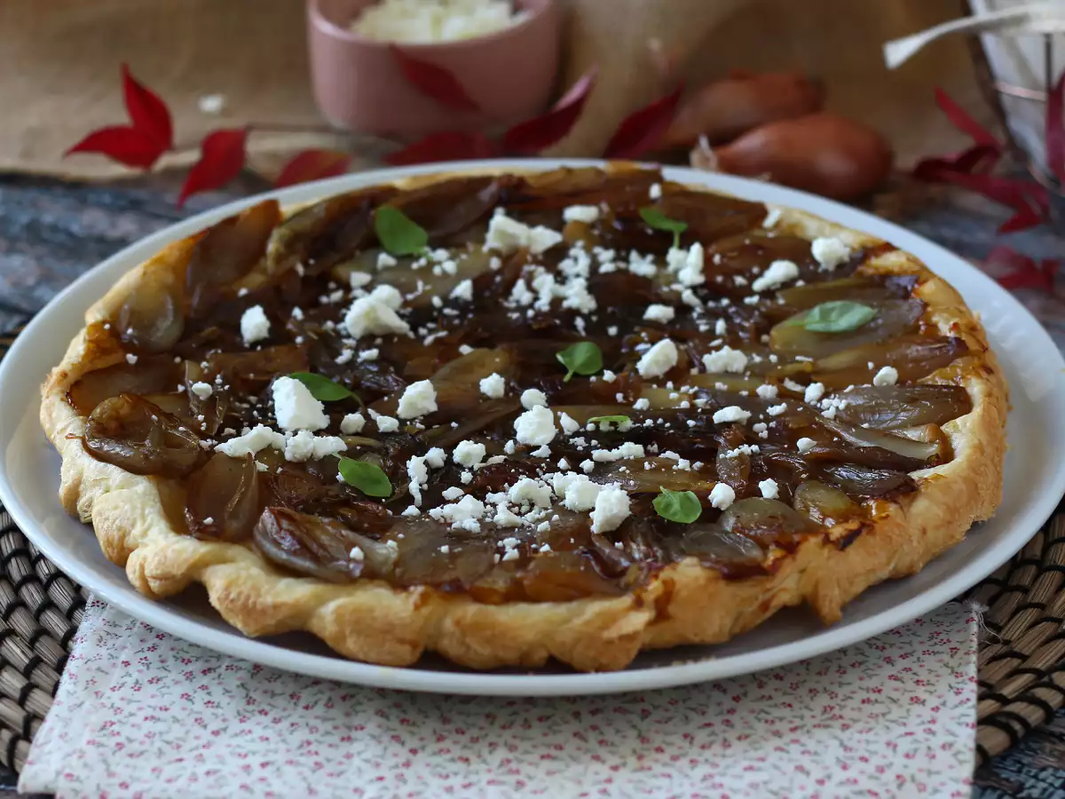 Tarte tatin salottisipulin ja fetajuuston kera, vastustamaton suolainen versio!