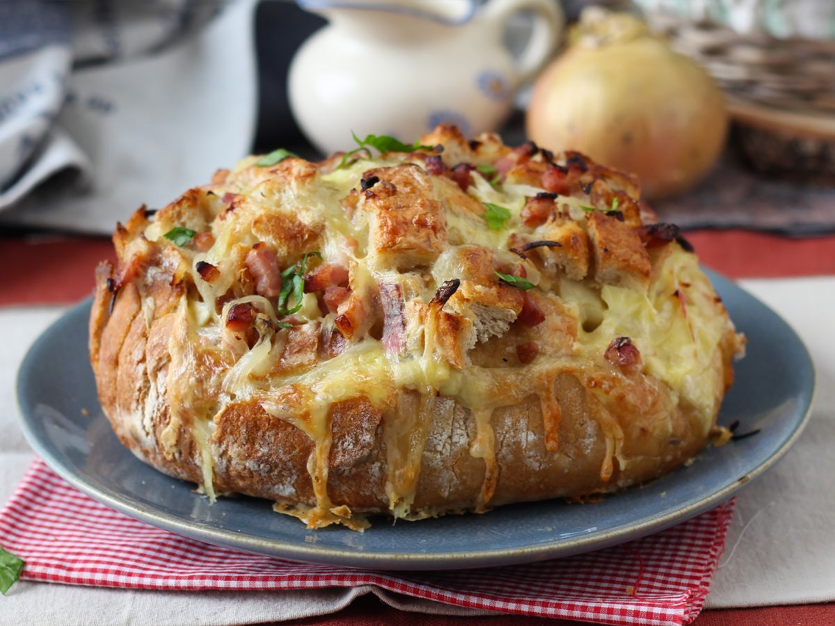 Tartiflette-tyylinen täytetty siilileipä - kuva 2