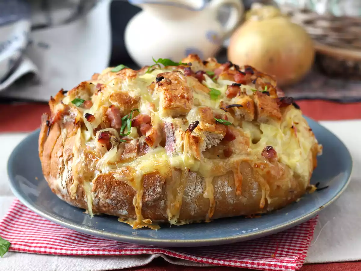 Tartiflette-tyylinen täytetty siilileipä - kuva 2