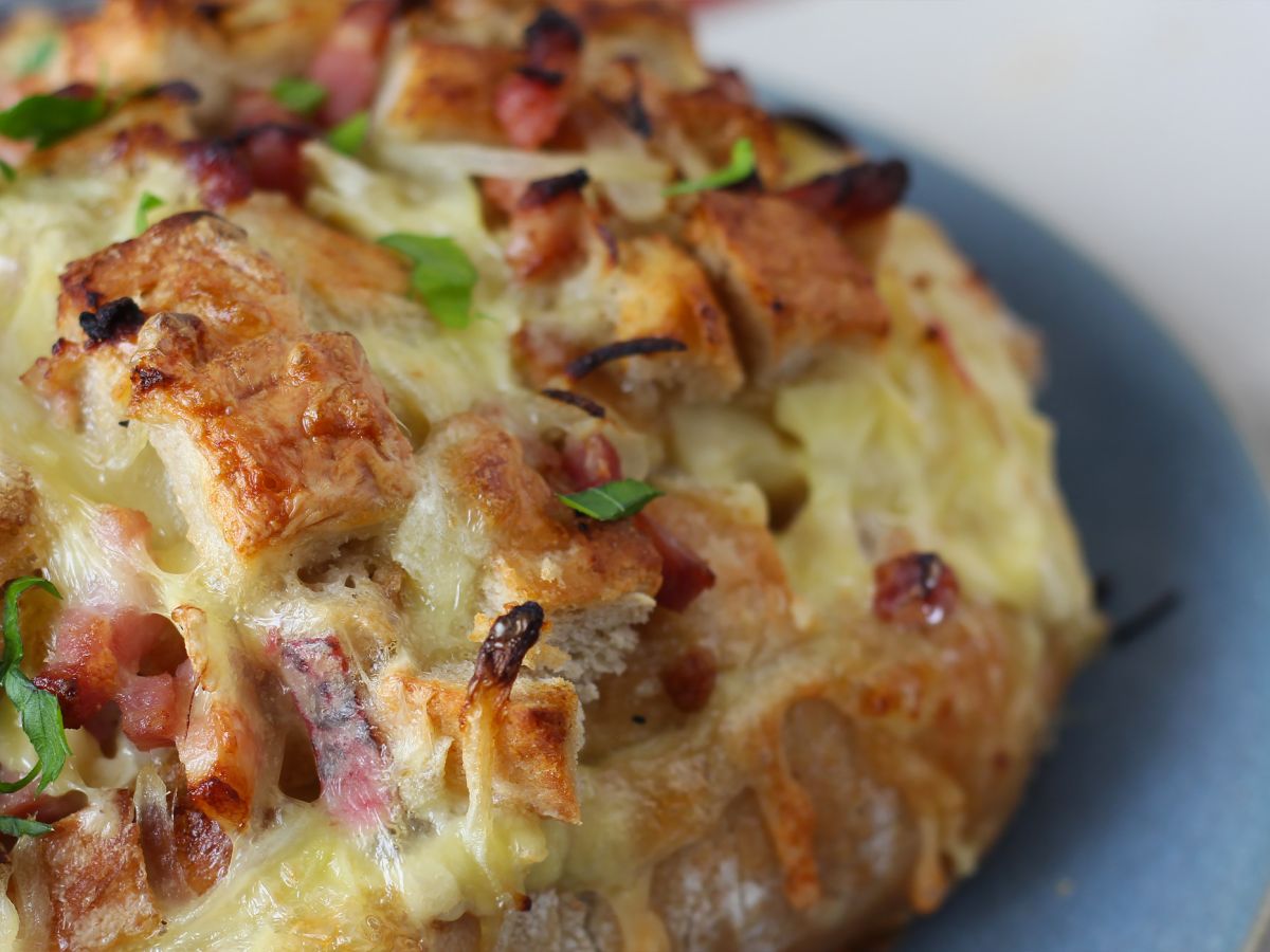Tartiflette-tyylinen täytetty siilileipä - kuva 3
