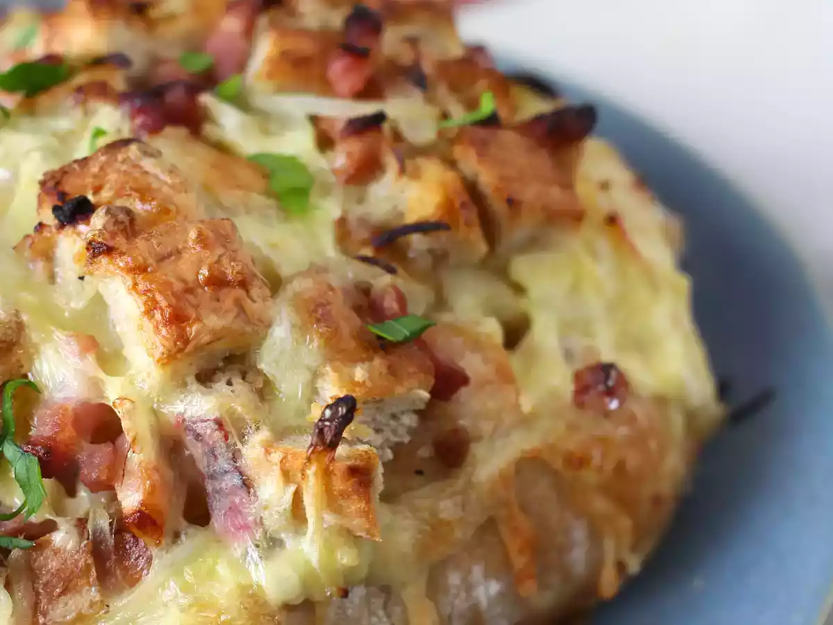 Tartiflette-tyylinen täytetty siilileipä - kuva 3