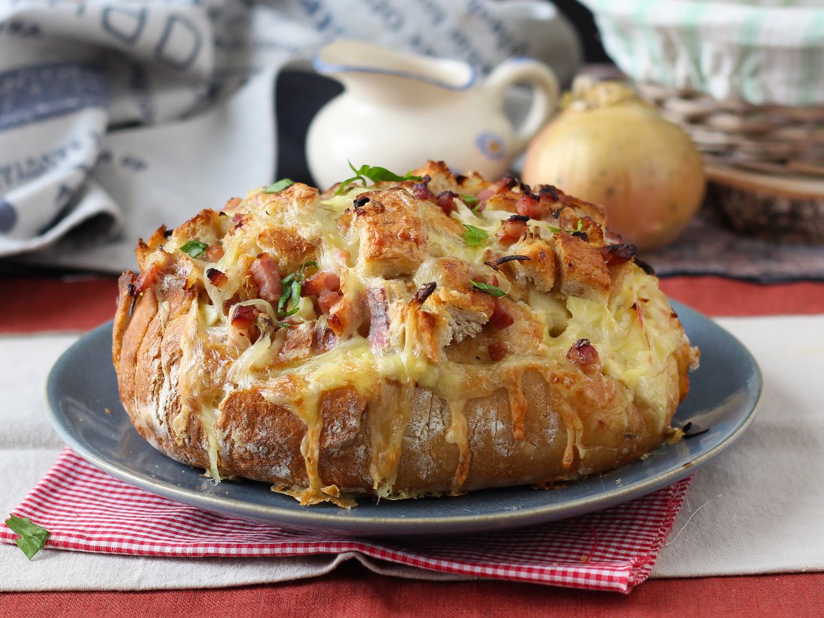 Tartiflette-tyylinen täytetty siilileipä - kuva 4