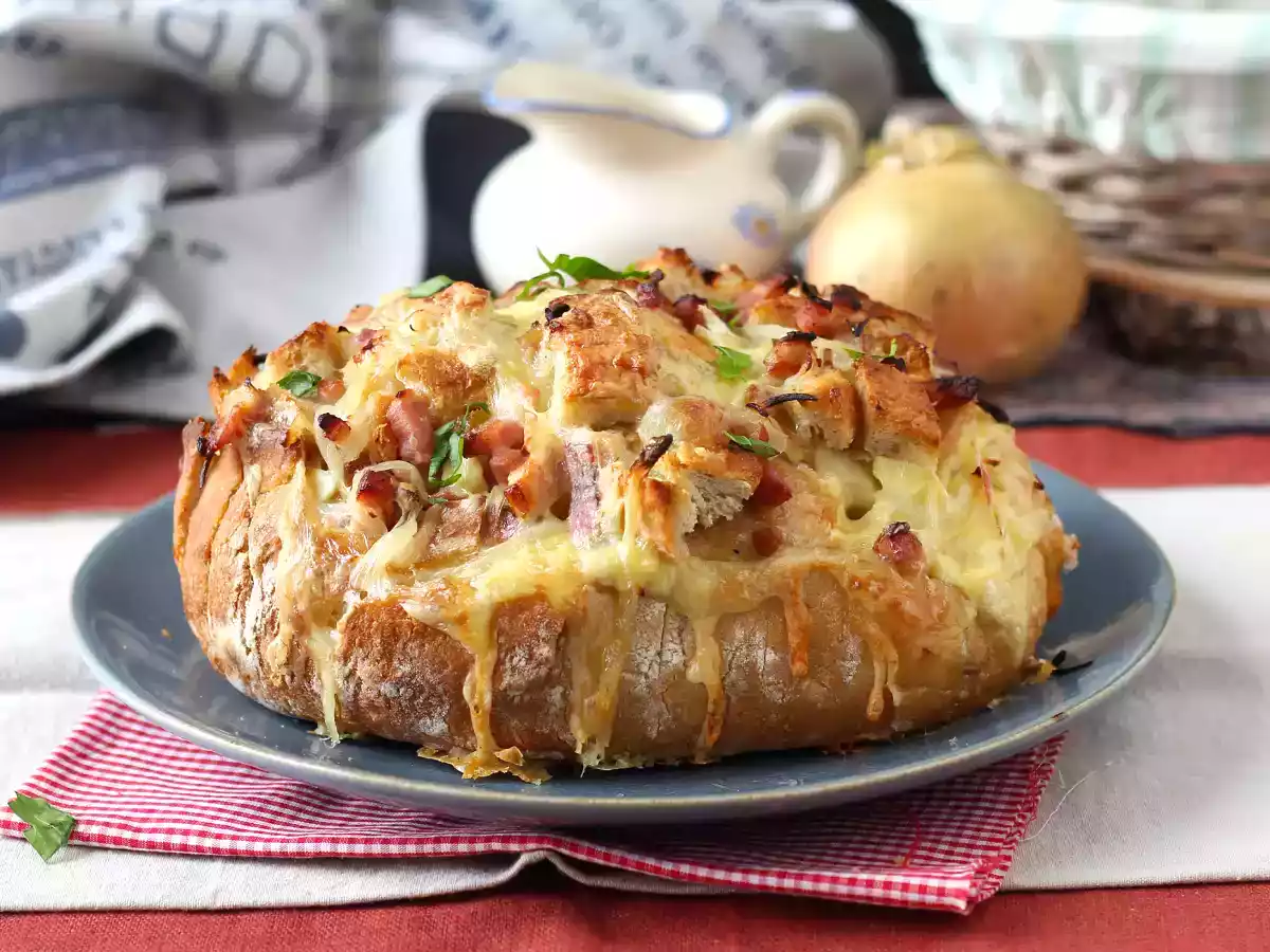 Tartiflette-tyylinen täytetty siilileipä - kuva 4