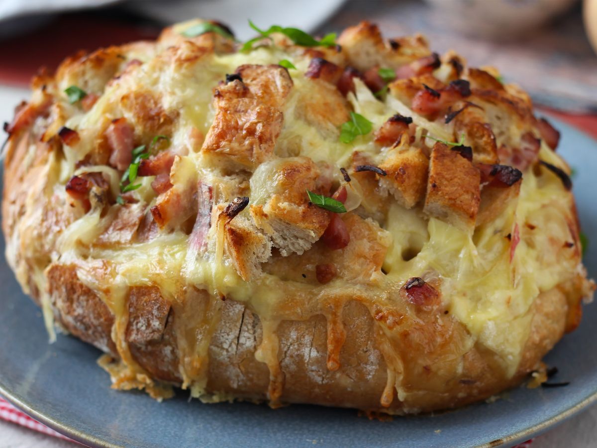 Tartiflette-tyylinen täytetty siilileipä - kuva 5