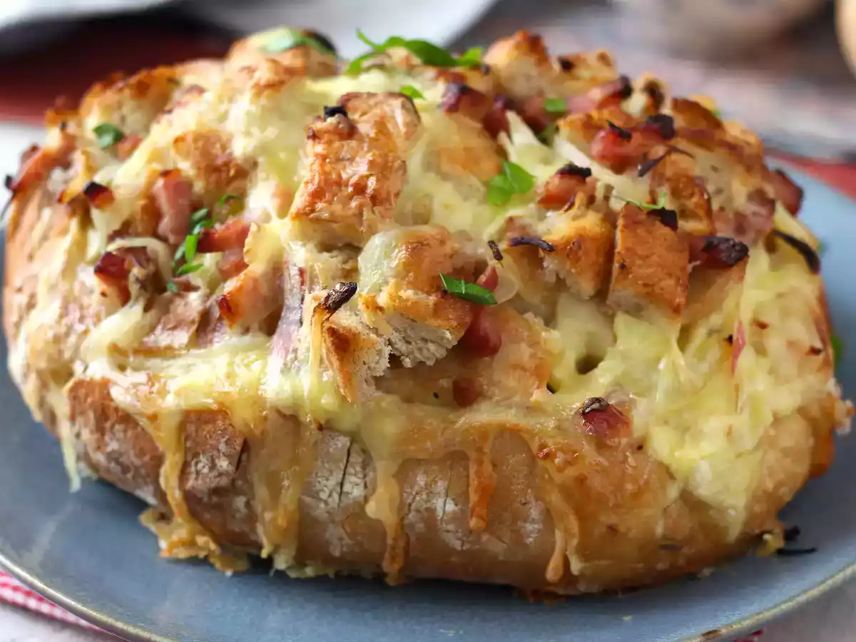 Tartiflette-tyylinen täytetty siilileipä - kuva 5