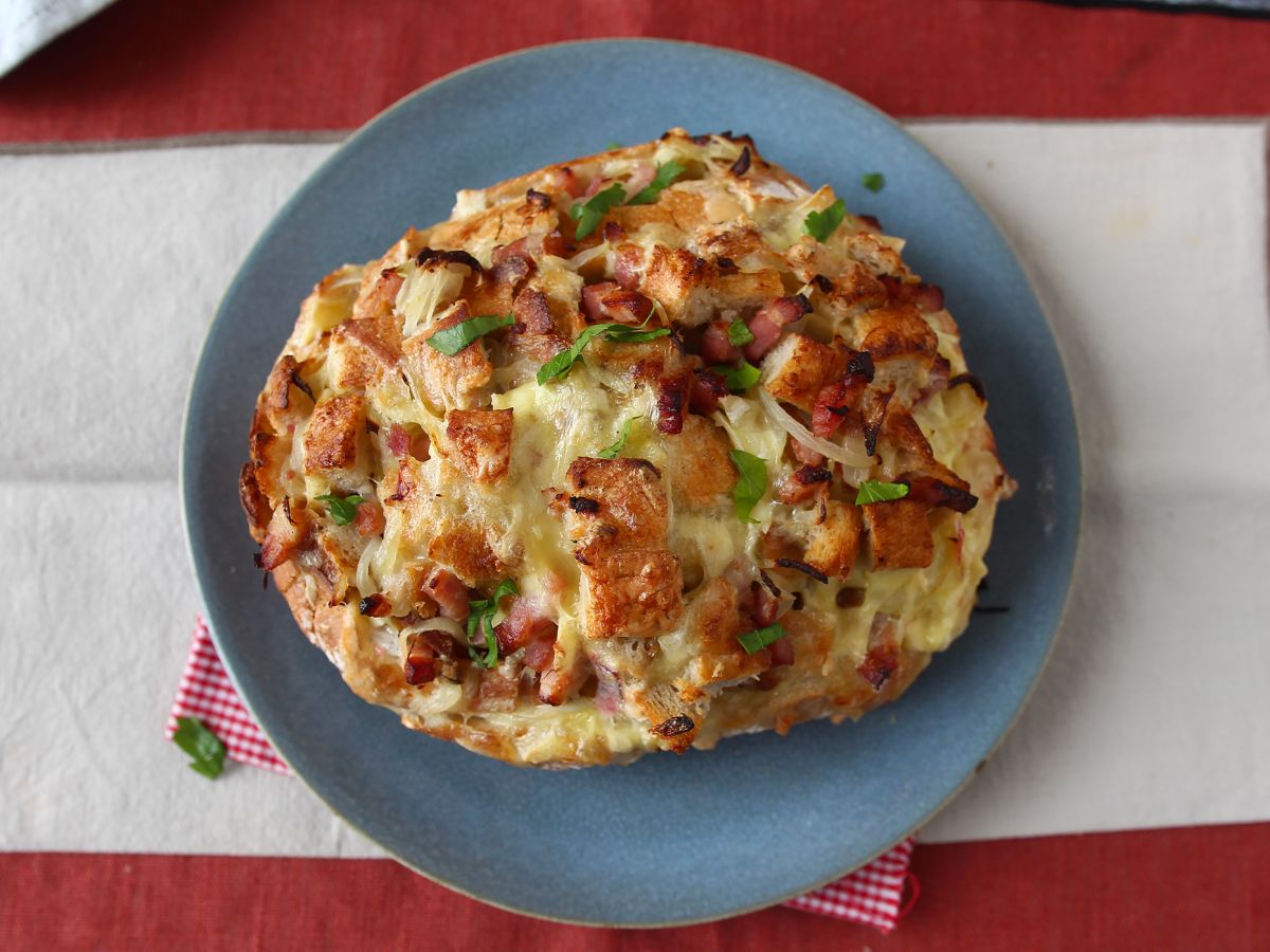 Tartiflette-tyylinen täytetty siilileipä - kuva 6