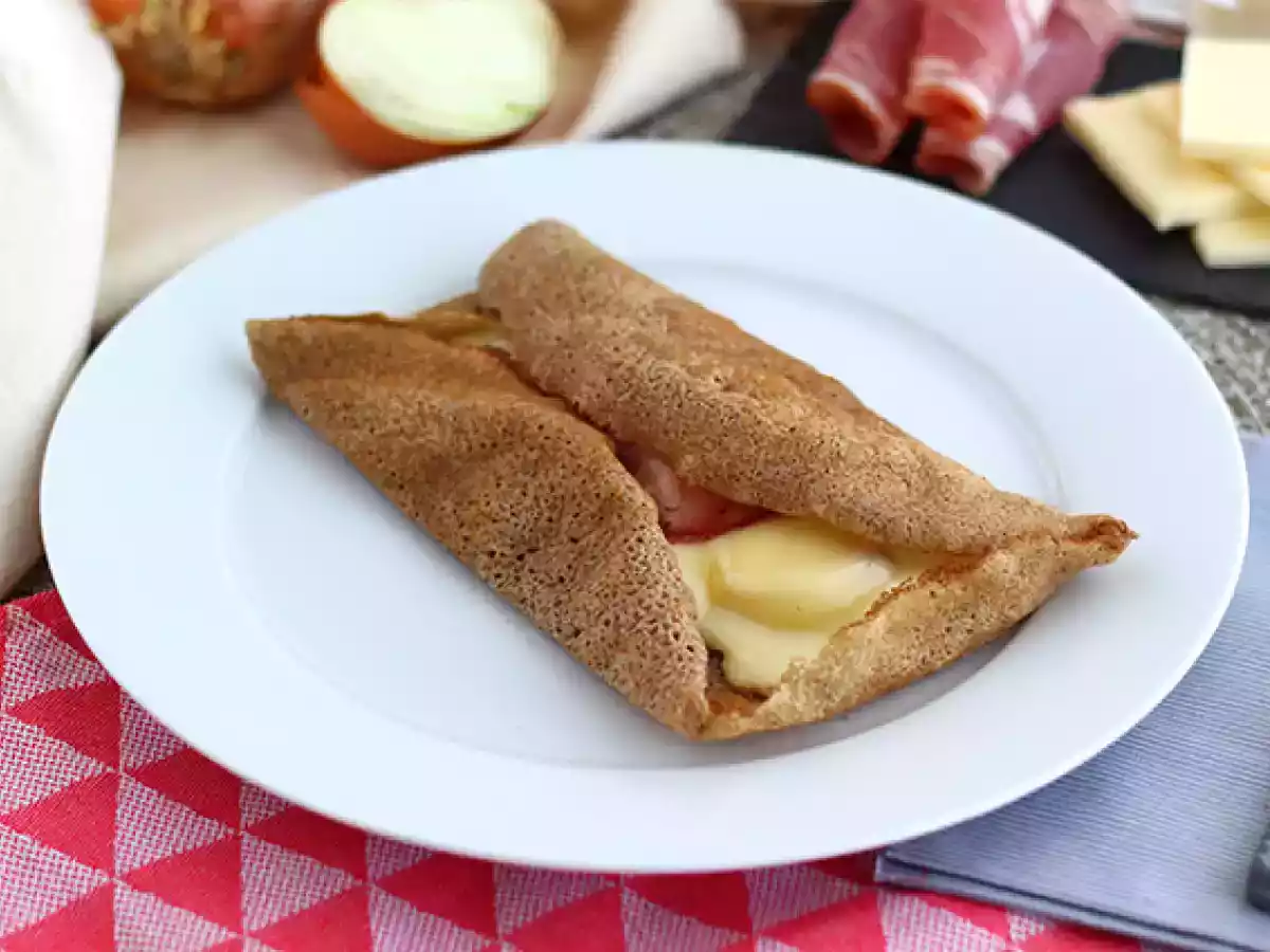Tattaripannukakku raclette-juuston kanssa